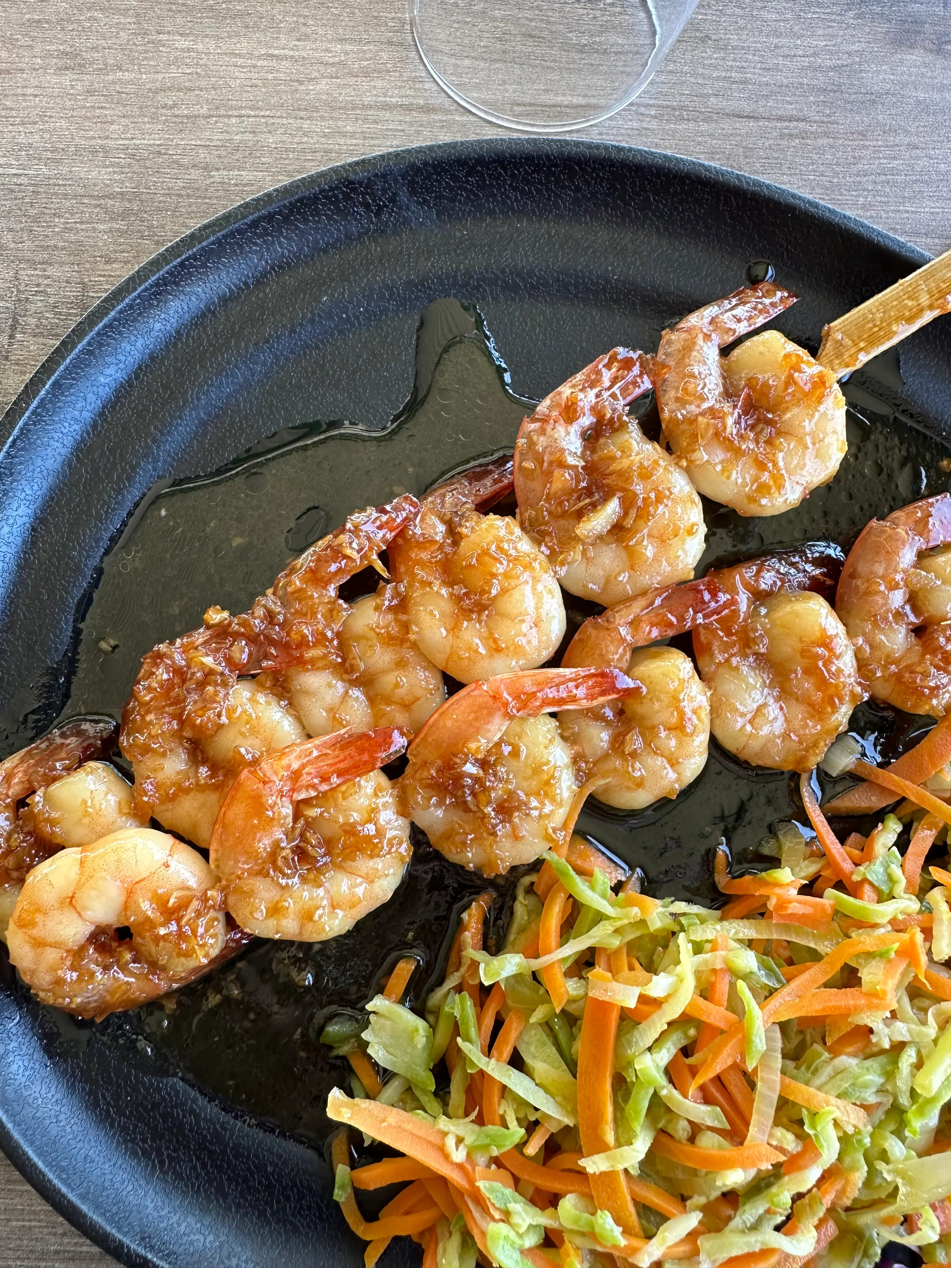 Brochettes de crevettes caramélisées et julienne de légumes
