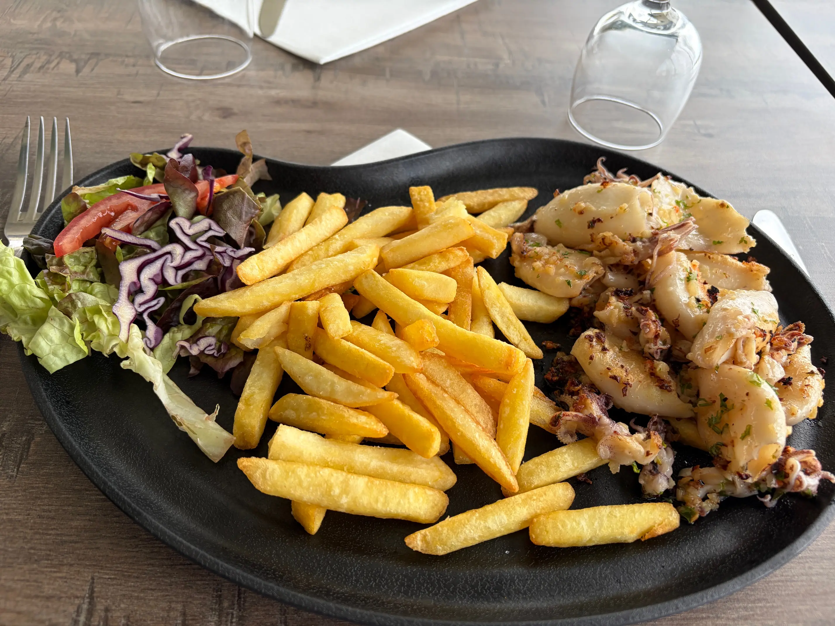 Encornets à la persillade, frites et salade