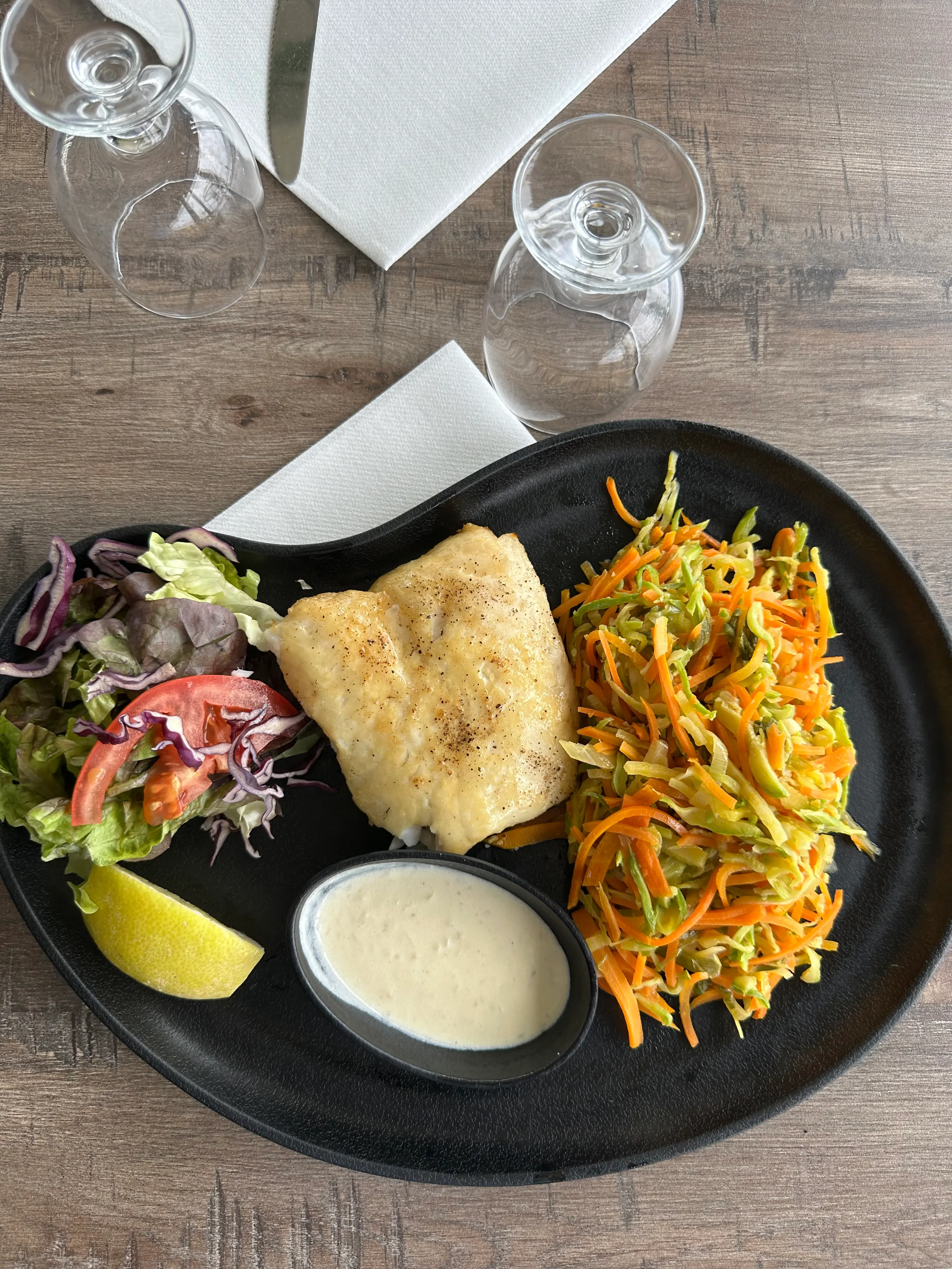 Pavé de merlu, sauce beurre blanc et julienne de légumes