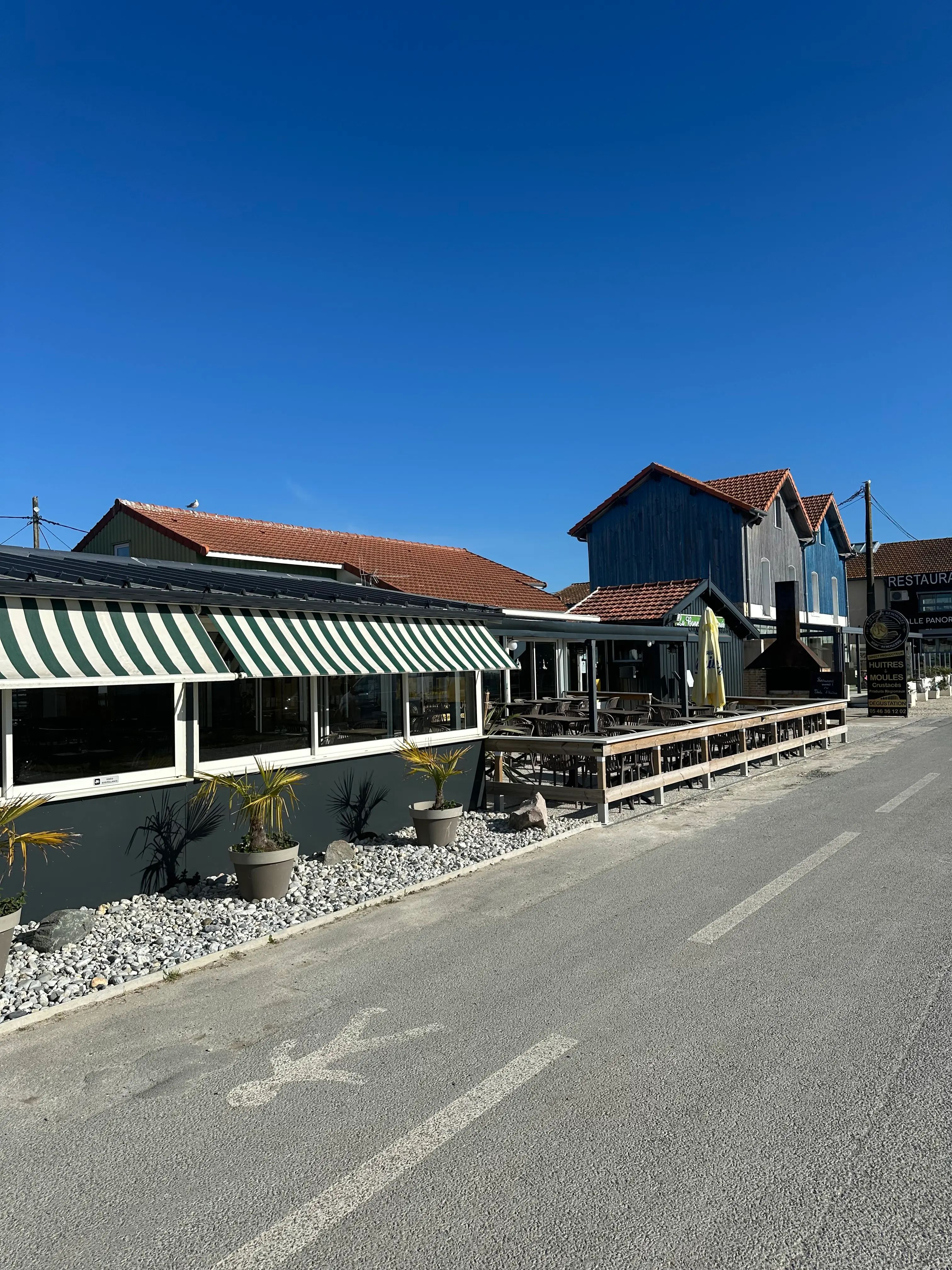 Terrasse ensoleillée du restaurant